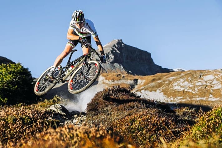 Scott Spark RC, category 3, maximum permitted drop/jump height: 61 centimetres. Professional Nino Schurter doesn't seem to take it too seriously.