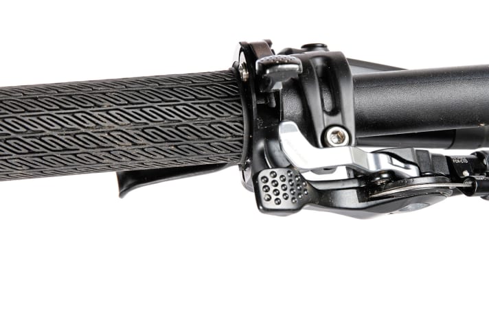   4. Für ein sauberes Cockpit kombiniert Scott seinen Twin-Lock-Fahrwerkshebel mit der Fernbedienung der Sattelstütze.