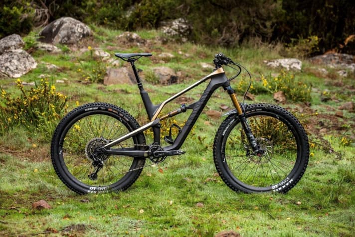   With its new frame design, the new Spectral says goodbye to the upright shock and now always comes with a 150 millimetre suspension fork ex works. The wheel size remains the usual 27.5 inches and the rear suspension travel remains the same at 140 millimetres. Overall, it is a little more downhill-orientated and impresses above all with well thought-out details.