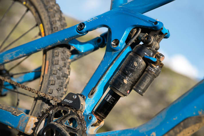   Canyon Strive CF 9.0 Race Team: Der Shapeshifter besteht aus einem Pneumatikkolben an der Dämpferaufnahme und verändert Geometrie und Fahrwerk.