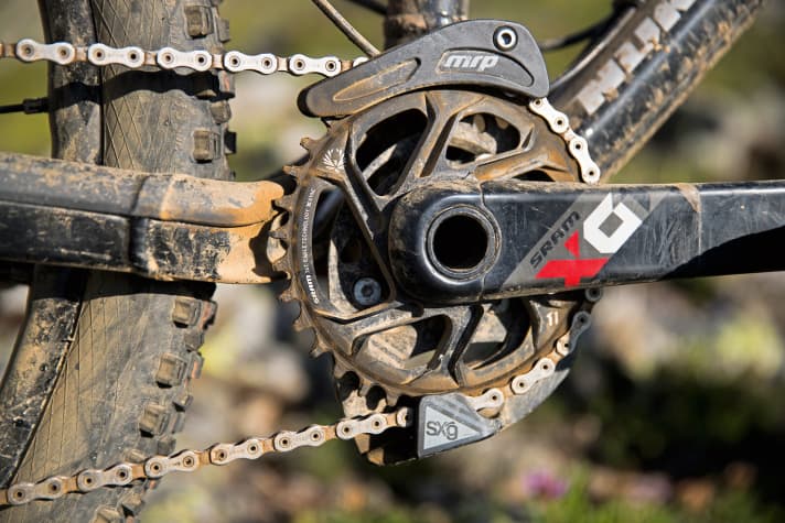   Nukeproof Mega 275 Team: Passend zum robusten Bild. Nukeproof verbaut eine richtige Ketten-führung für den Hardcore-Einsatz.    