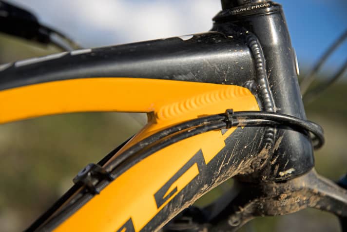   Nukeproof Mega 275 Team: Alle Züge sind wartungsfreundlich durchgehend außen verlegt am einzigen Test-Bike aus Aluminium.