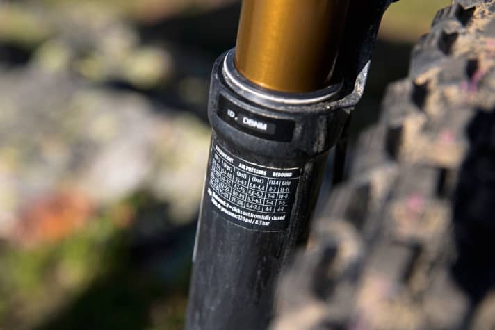   Santa Cruz High Tower LT CC: Endlich! Um das Setup der Gabel zu erleichtern, bringt Fox neuerdings eine Luftdrucktabelle wie Rockshox am Casting an.    