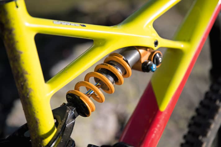   Specialized Enduro S-Works: Das Stahlfederbein ist etwas schwerer und kostet 730 Euro zum Nachrüsten. Bis auf den knappen Hub hat es uns überzeugt.