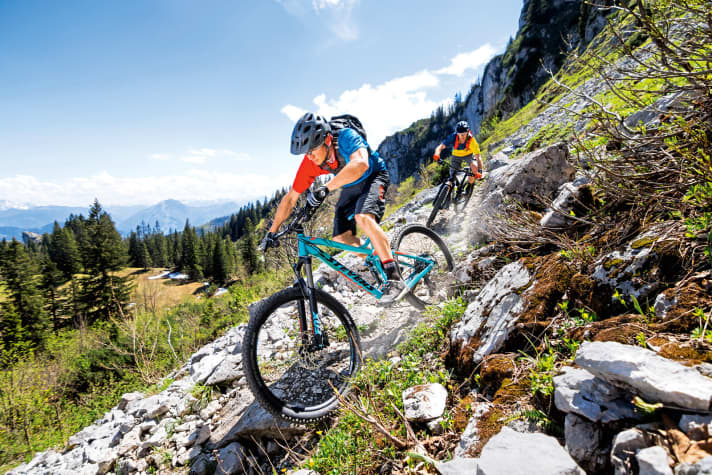   Der All-Mountain-Vergleich: Um zu sehen, wie sich die Kategorie der abfahrtslastigeren All Mountains gegenüber den Trailbikes schlägt, haben wir das Commencal Meta und das Stevens Whaka mit 140 bis 150 Millimeter Federweg zum Test eingeladen. Die größten Unterschiede neben dem Federweg: die nicht ganz so sportliche Sitzposition und das Gewicht. Die beiden All Mountains markieren mit weit über 14 Kilo das obere Ende der Gewichtstabelle. In der Abfahrt spielten die Bikes dafür in einer anderen Liga. Selbst das raue Gelände der Voralpen konnte den beiden Testbikes nichts anhaben. 