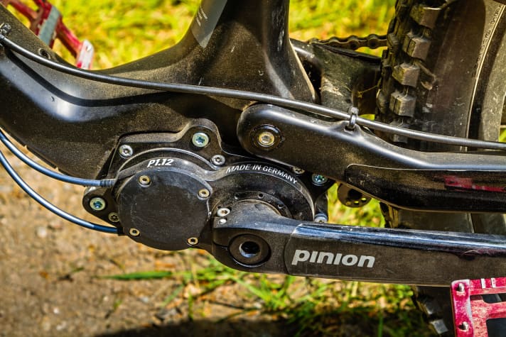   At 2.6 kilos, the Pinion 12-speed gearbox on the Zerode Taniwha is almost exactly one kilo heavier than a comparable Shimano XT drivetrain. The centralised weight distribution is pleasantly noticeable when riding.    