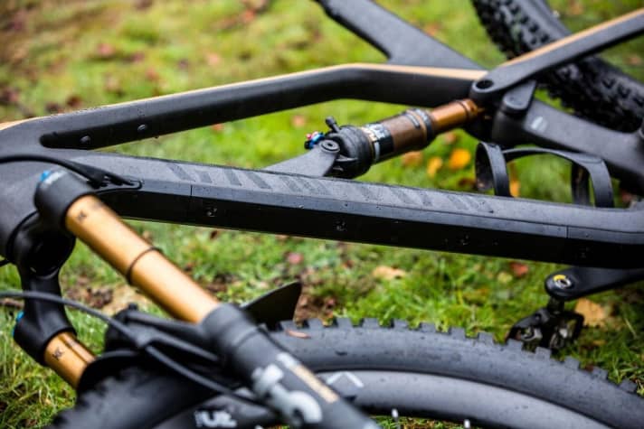   Mechanics will love the new cable duct on the down tube of the Spectral. This is because all the relevant cables are located under the guide that has been adapted to the frame design.