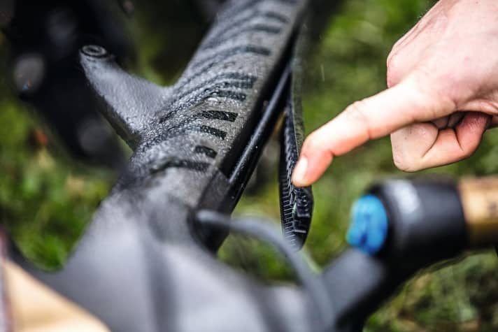   If you unscrew the shaft from the frame with just a few Allen screws, you can change a brake, for example, without opening the cable. Such a clean and visually attractive solution is unique.