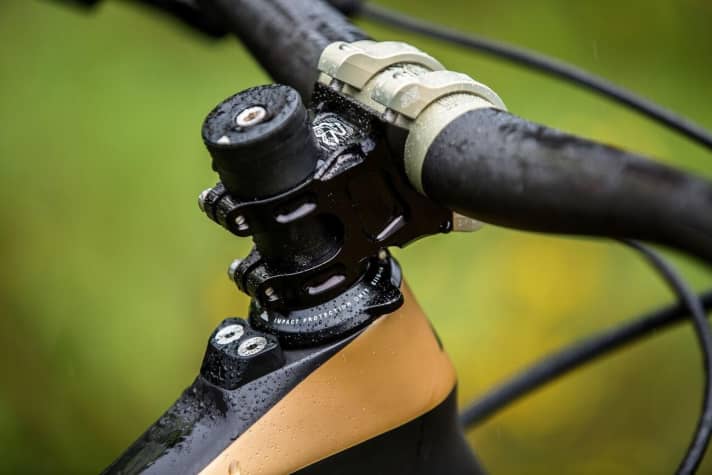   The steering stop limiter familiar from the previous model is also fitted to the new model. However, due to the steeply sloping top tube, the brake or gear levers do not touch the carbon in the event of a fall anyway.