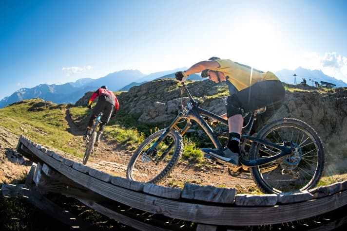   Sprünge, Anlieger, Wallrides. Den Bikes blieb während des Tests nichts erspart.