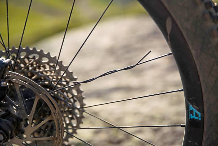   Santa Cruz hat trotz großer 29er sehr leichte Laufräder. Zustande kommt das gute Gewicht durch eine Carbon-Felge, welche in unserem Test keine Probleme machte und gerade mal 1,6 Millimeter (normal 1,8) dünne Speichen aufweist. Beim Härtetest am Pic Blanc riss eine Speiche.