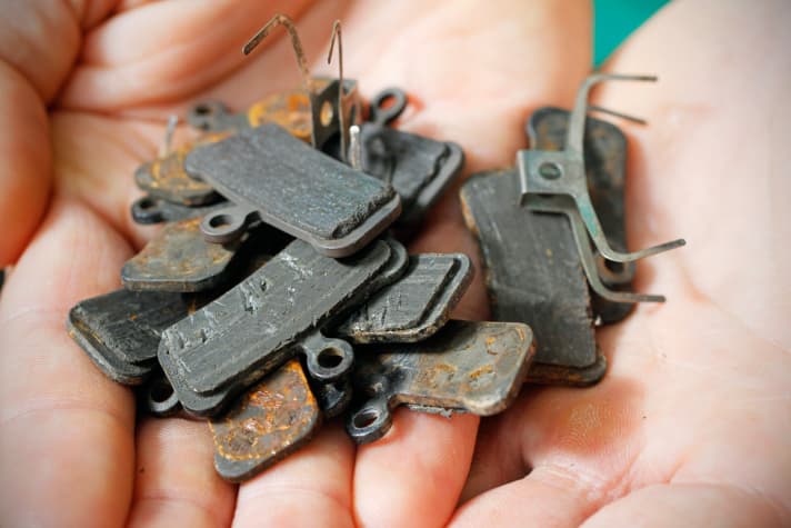  The small 180 mm brake discs on the front wheel developed extreme heat in the bike park and caused some of the Guide brake pads to glaze over. To be on the safe side, we fitted new ones before the race.