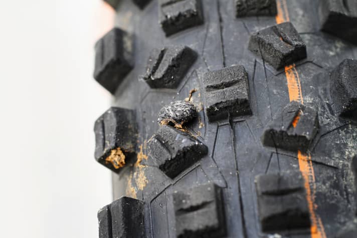   We equipped the entire test field with Schwalbe's Super Gravity tyres. Despite good puncture protection, we had to repeatedly repair the tyres with Dynaplugs tubeless patches. But given the rough terrain, you can't blame the tyres for that. Nobody had a puncture during the race. The original tyres are mainly much lighter, but also thinner-walled Maxxis Exo tyres.