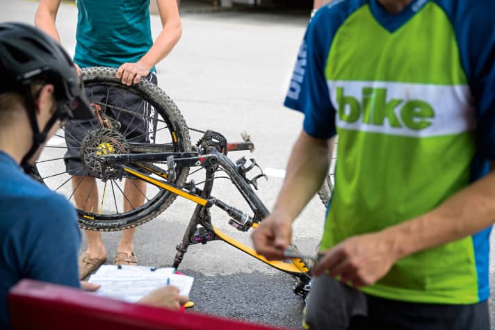   Räder putzen, neue Reifen aufziehen und Fahreindrücke notieren. Nach den Testfahrten hatte das BIKE-Team noch lange nicht Feierabend.