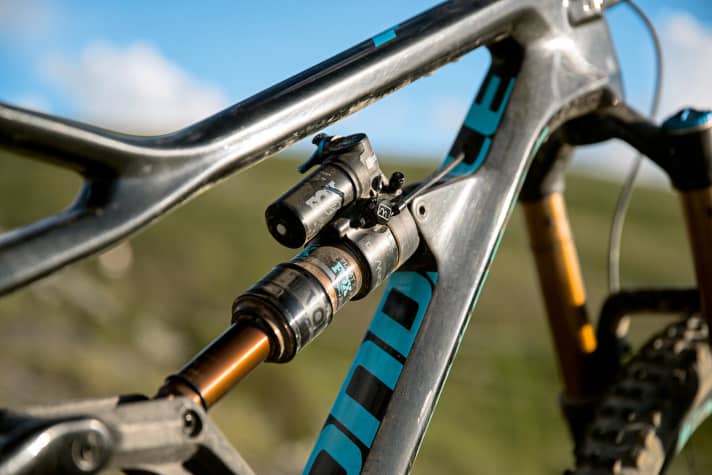   Cannondale Jekyll CRB 1: The Gemini system reduces the air volume (also sag and travel) of the shock and thus helps when climbing.    