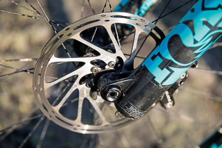   Rocky Mountain Altitude C90: Fest verschraubte Steckachsen am Vorderrad nerven vor allem dann, wenn man das Bike mal schnell ins Auto laden muss.    