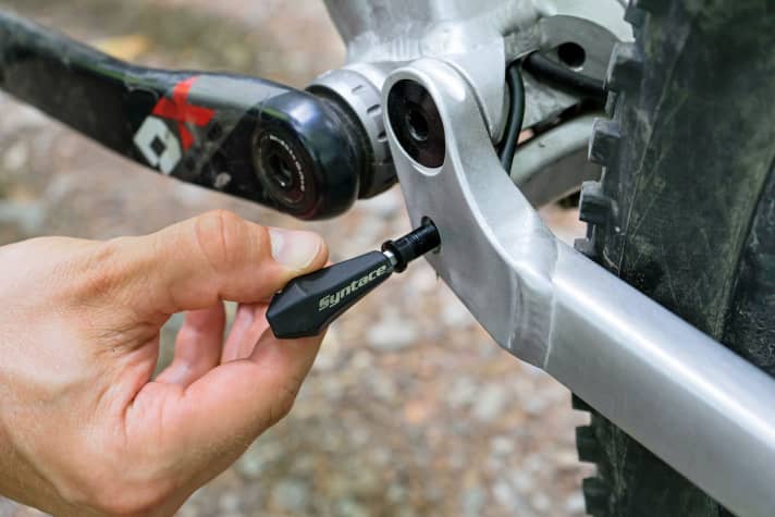   Liteville 301 MK14: A spare bolt for the derailleur hanger sits in the chainstay. The super yoke creates space behind the bottom bracket despite the short chainstays.