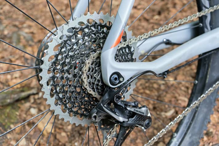   The 1x12 groupset from Sram with 10-50 teeth on the cassette makes the front derailleur superfluous. However, the large 34 t cassette on the front of the Cube Reaction GTC Eagle is very sporty.
