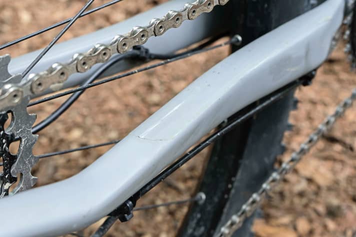   Kaum Schutz! Nach kürzester Zeit dürften die Ketten­streben am Cube Reaction mit Eagle-Gruppe hässliche Lackplatzer zieren.