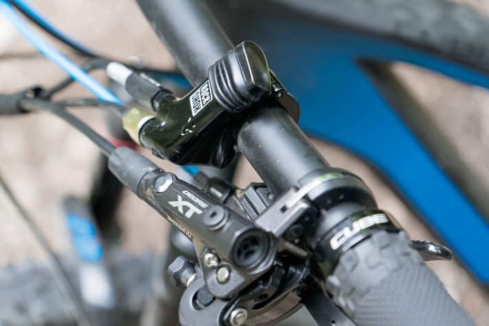   Cube AMS 100 C:68 29 Race: The remote lever tightens the shock and fork. Unfortunately, it cannot be mounted close to the grip in this combination.