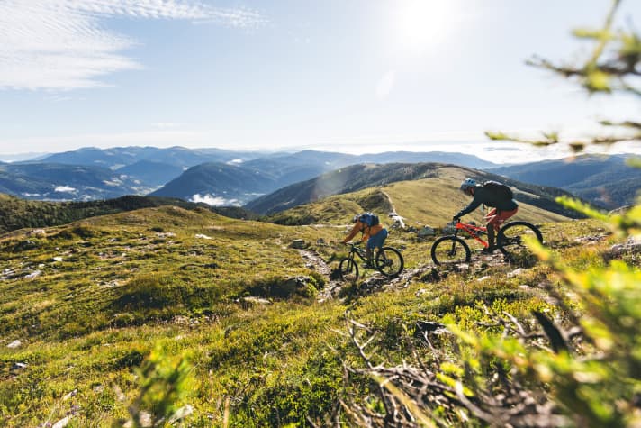   Vom Gipfel des 2145 Meter hohen Wöllaner Nocks rollt es sich auf dem Rossalmhütten-Trail noch ganz bequem durchs Almgras dahin.    