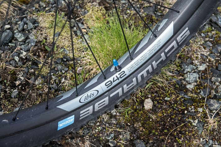The in-house carbon wheels on the Ibis Ripley LS deliver top acceleration and, with an internal width of 35 millimetres, are a perfect match for the 2.6 tyres.