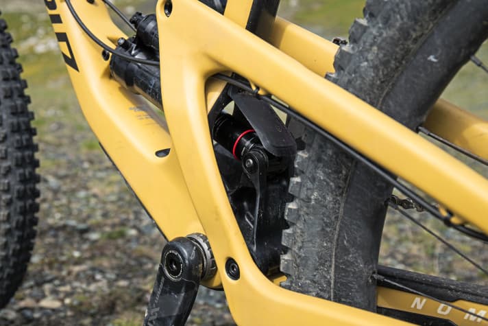   Die tief liegende Dämpferanlenkung erbt das Santa Cruz Nomad vom Downhiller V10, ein Mini-Schutzblech soll Dreck fernhalten.  