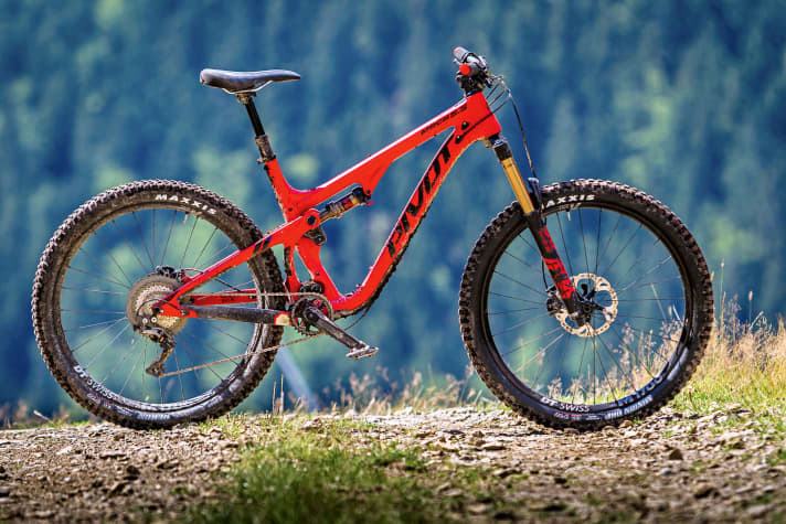   Red speedster: The Mach 5.5 Pro with its red carbon frame from Pivot Cycles.