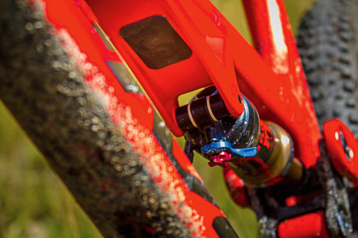   With cut-outs in the frame, the Pivot Mach 5.5 is prepared for Fox's electronic MTB suspension. We are curious to see when Fox will show the live valve.