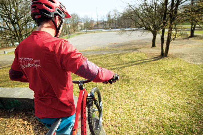   Know what to expect: The be-all and end-all at the beginning: find a good drop to learn. This means: a maximum of 0.5 metres with a long, wide landing with a slight incline. The approach should be long and free of obstacles so that you can concentrate on the drop alone. Before you start, go to the edge and take a close look at the jump and landing. This gives you confidence. The saddle is fully lowered.