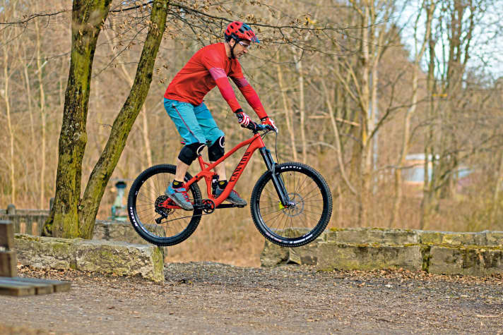   1 The ant drop: Even if the technique for the drop is simple, it still has to work. That's why it's worth practising the leg and arm extension movement on small edges. The goal: Find the ideal stretching impulse. A good barometer: The sooner both wheels are at the same height during the drop, the more balanced the jump was and the better the timing. Very important: The saddle is fully lowered!
