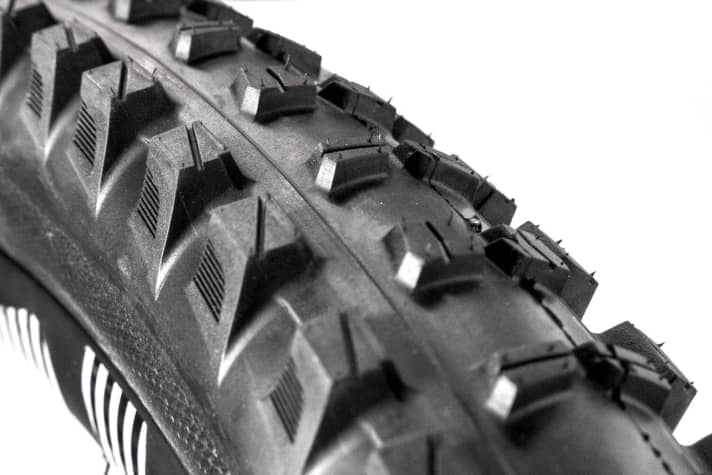   Each slot has a function: diagonally slotted outer studs ensure high cornering grip, longitudinally slotted centre studs for safe changes in lean angles and cross-slotted studs for high traction when braking.