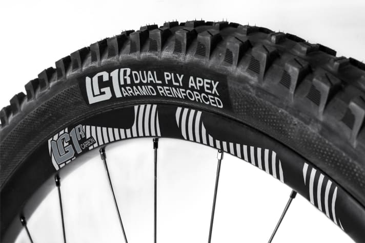  E-Thirteen LG1 downhill tyre: Two-ply carcass (double ply) and aramid reinforcement (race models) for more durability and stability even at high speeds.