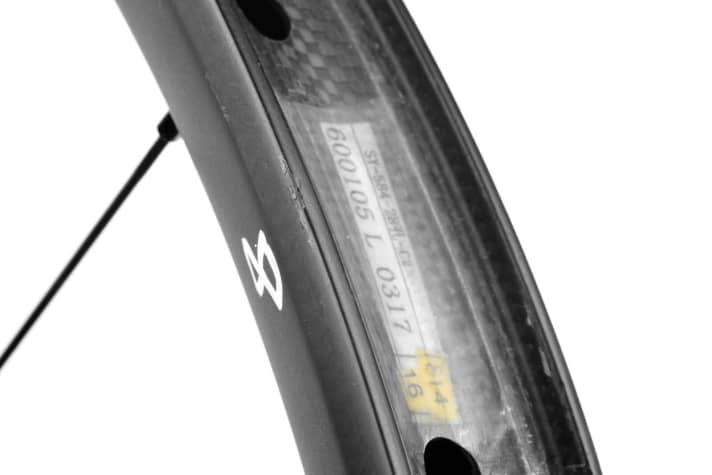   Indestructible: The Syntace carbon rim easily passes impact level 5, even the test at level 8 only cracks the top coat. An outstanding test result. You can plummet to the valley with it.