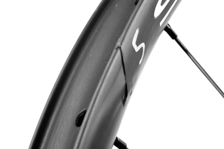   Cracked: Carbon behaves digitally. The carbon rim from Acros holds up to impact level 4 without any visible signs, at impact level 5 the rim tears open. In rough terrain, such constructions are not a good choice.