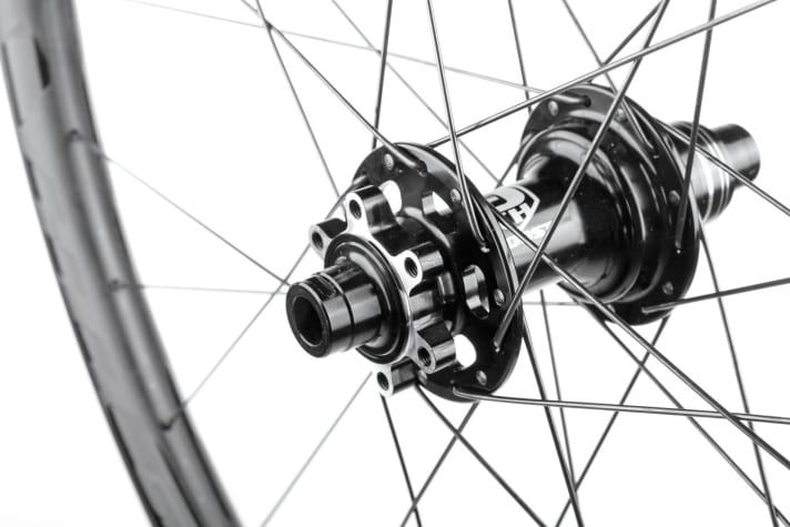   9th Wave Dirt-SW27: Exzellenter Aufbau mit Hochflanschnaben und asymmetrischer Carbon-Felge. Fürs grobe Geläuf aber leider zu schlagempfindlich.  