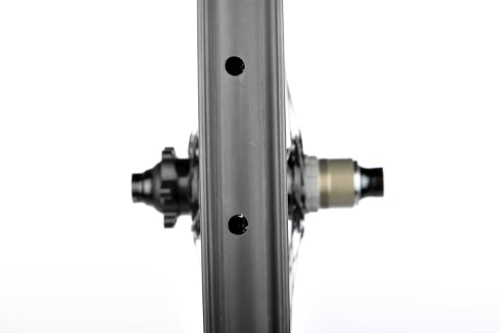   Acros A-Wheel ED Race Boost Carbon 27.5: The off-centre spoke holes ensure even tension on the left and right. Mechanically excellent, except for the weakness in the impact test.