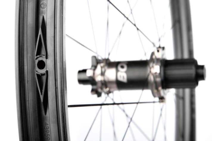   Bontrager Line Pro 30: UST-Felge mit knackigem Reifensitz – keine hat einen größeren Durchmesser im Test. Tolle Ver-arbeitung, aber leider nicht ausreichend schlagfest.