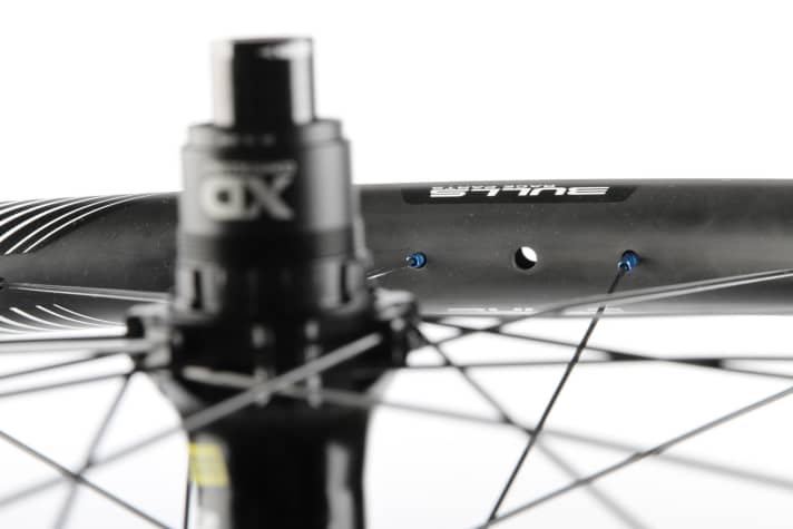   Bulls Hattori: Die dicke Breitfelge wird ausschließlich für Tubeless-Reifen empfohlen. Optisch ist das Ganze sehr stimmig, offenbart aber Schwächen im Schlagtest.