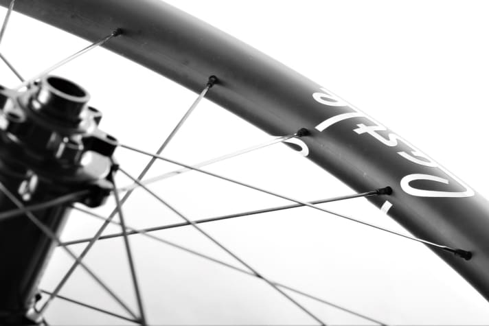   Castle CC Morgenstern 27.5": Delicate knife spokes bind the thick carbon rim to the flanges. This reduces the stiffness of the rear wheel. However, it is somewhat more impact-resistant than the visually identical Bulls rim.