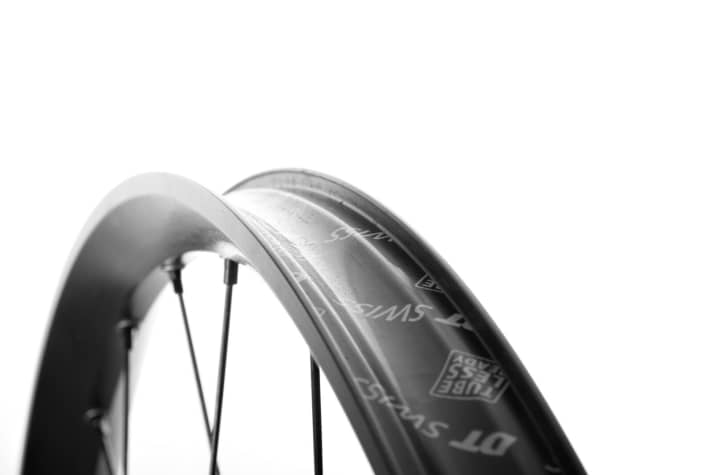   DT Swiss M1700 Spline 30: Robustes Auftreten mit volu-minöser, geöster Felge. Die Beulen sprechen für eine geringe Materialfestigkeit der Felge. Der Reifensitz fällt im Vergleich zu den anderen klein aus. 