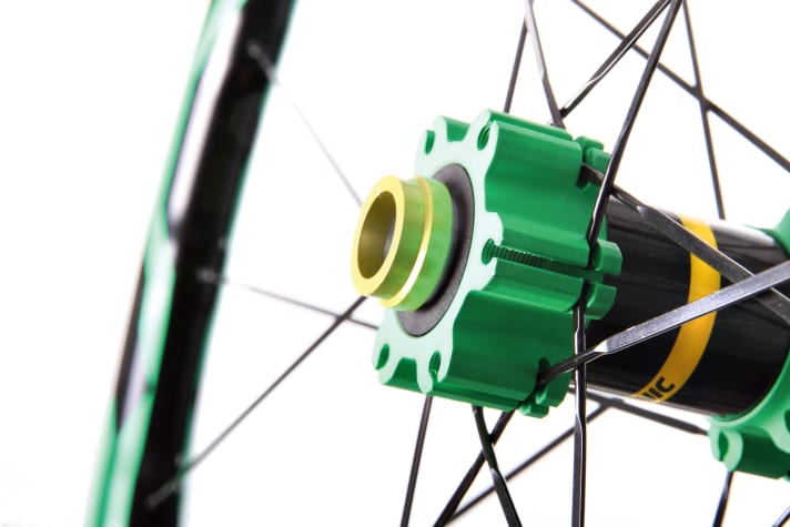   Mavic XA Elite 27.5 Green 2.35: Froschgrün tanzen die Franzosen aus der Reihe. Auch mit der aufwändig überfrästen Felge, die in diesem Testfeld mit knapp 25 Millimetern allerdings recht schmal ausfällt. 