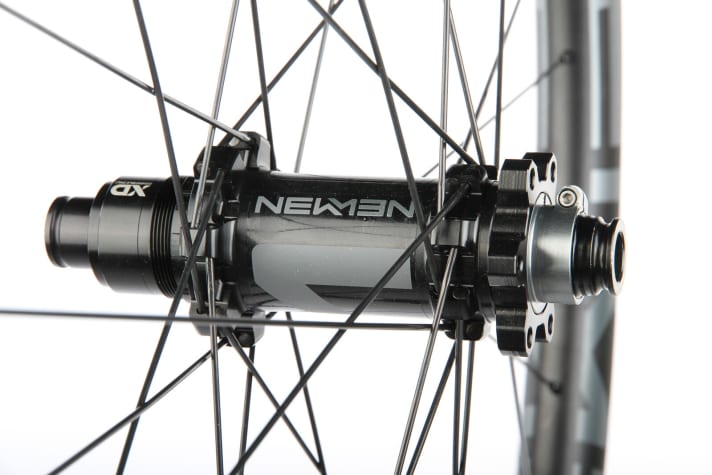   Newmen Evolution SL A.30: Not only the rims are impressive, the lightweight hubs are also gems with adjustable bearing play. Just don't lock too tightly, which reduces the durability of the bearings.