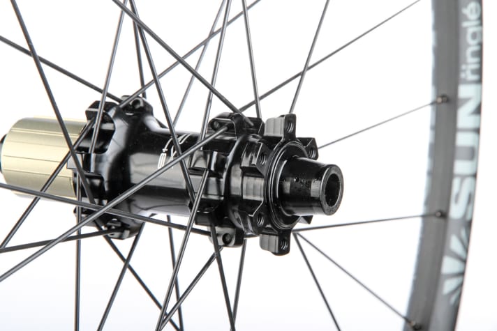  Sun Ringlé Düroc 30 Expert AL: The straight-pull spokes are sufficiently dimensioned. The fact that the rear wheel stiffness is not very high must be due to the rim.