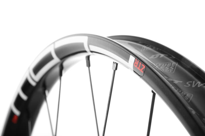   Whizz Wheels LRS DT 350 Boost / ZTR Flow MK3: Traditioneller Laufradbau mit der neuesten NoTubes Felgengeneration. Die Felge fällt flach aus und könnte schlagfester sein. Sie bekommt bereits früh Haarrisse.