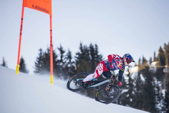 Vorläufer für das Ski-Spektakel am Samstag: Stöckl auf der vereisten Piste.