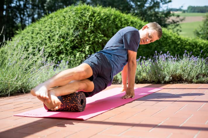   Lockere Muskeln: Mit einer Faszienrolle fördert Pernsteiner regelmäßig Beweglichkeit und Regeneration.