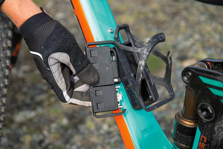   Schönes Detail: Im serienmäßig am Scott Genius 900 Tuned montierten Syncros-Flaschenhalter steckt ein Multitool mit dem nötigsten Werkzeug. 
