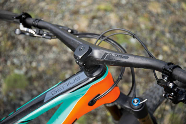   The carbon stem/handlebar unit weighs 292 grams and corresponds to a 20-millimetre stub stem. It comes as standard on the Scott Genius 900 Tuned.