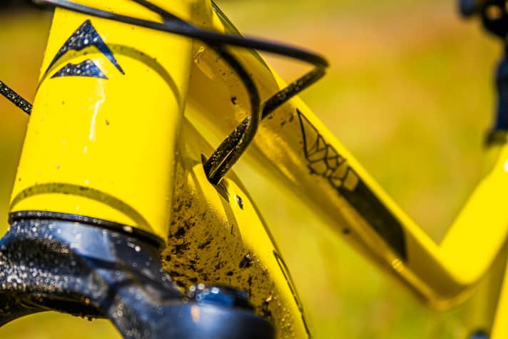   The cable routing in the Merida One-Forty runs cleanly and rattle-free in the frame - a 10mm Torx is required for adjustment.